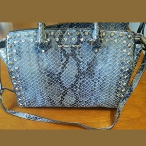 MICHAEL KORS Large Selma Jewel Stud TZ Python prin